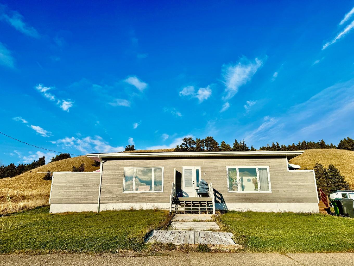 Frontage - 35 Ch. Central, Les Îles-De-La-Madeleine, QC - Outdoor