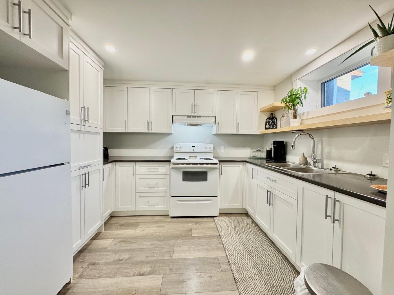 Basement - 35 Ch. Central, Les Îles-De-La-Madeleine, QC - Indoor Photo Showing Kitchen With Double Sink