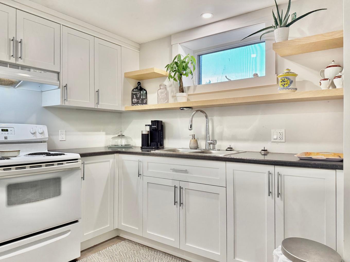 Basement - 35 Ch. Central, Les Îles-De-La-Madeleine, QC - Indoor Photo Showing Kitchen