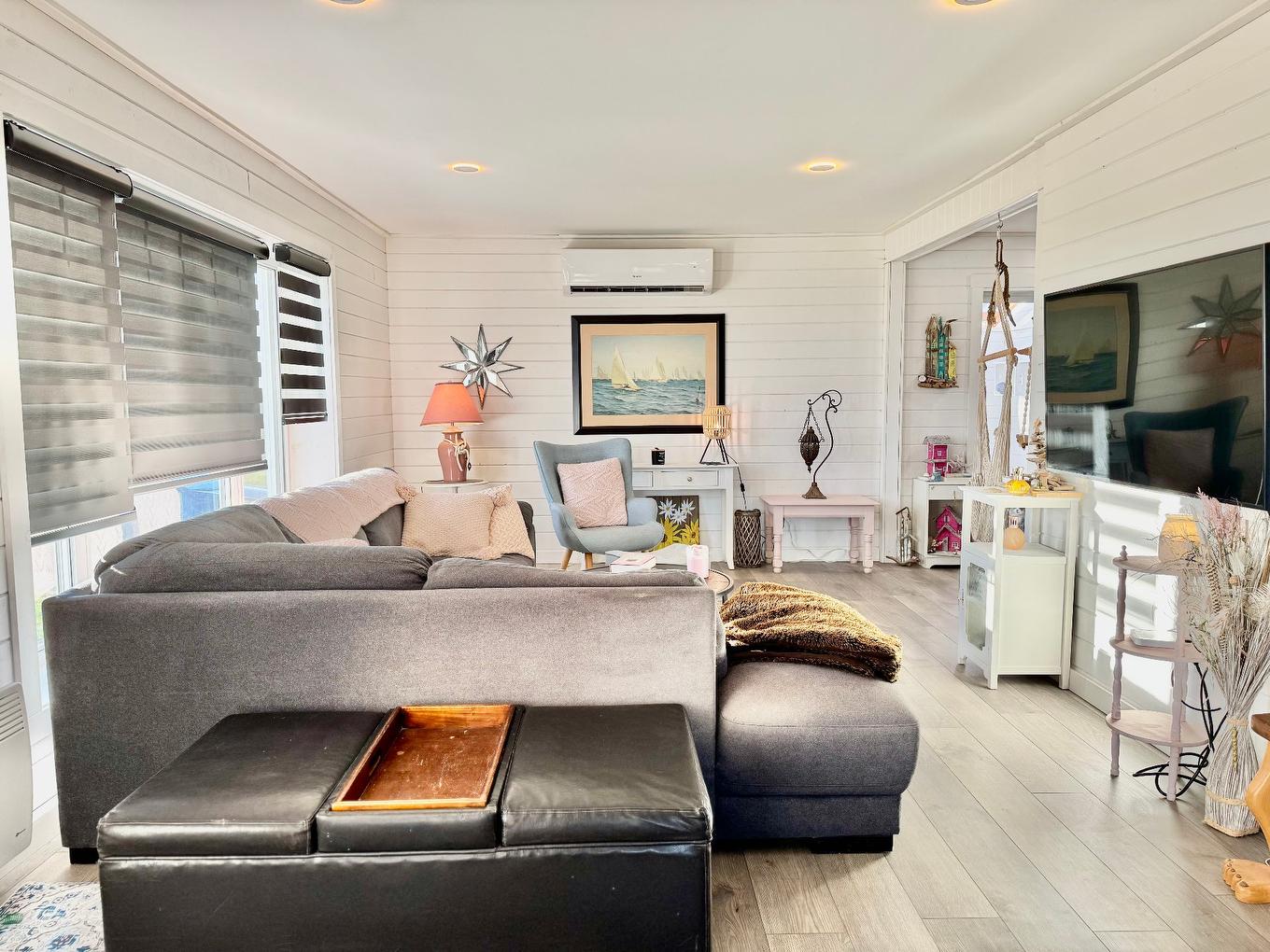 Living room - 35 Ch. Central, Les Îles-De-La-Madeleine, QC - Indoor Photo Showing Living Room