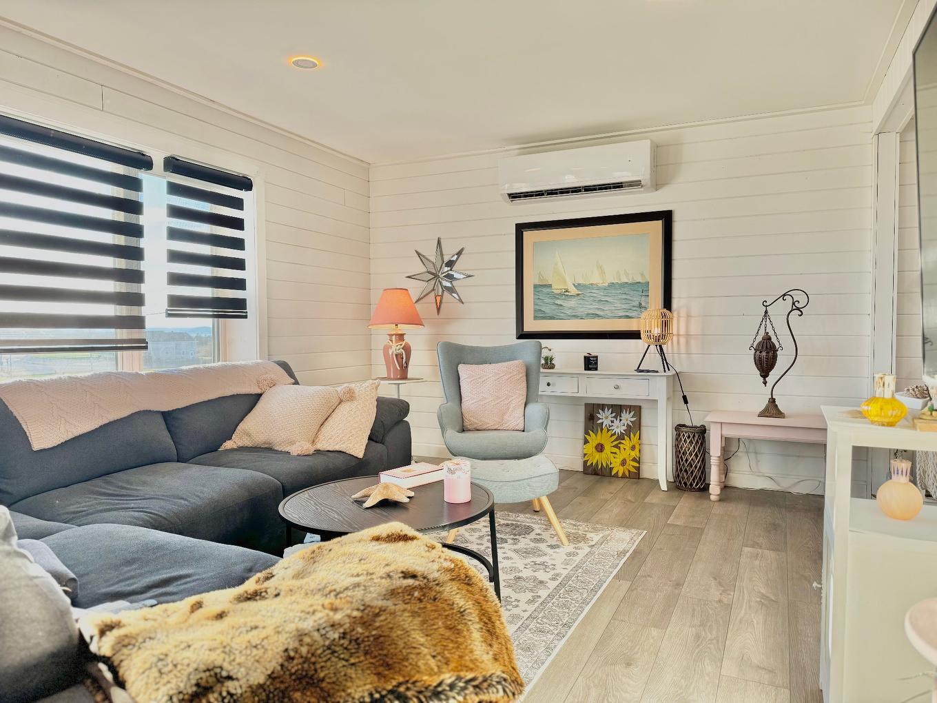 Living room - 35 Ch. Central, Les Îles-De-La-Madeleine, QC - Indoor Photo Showing Living Room