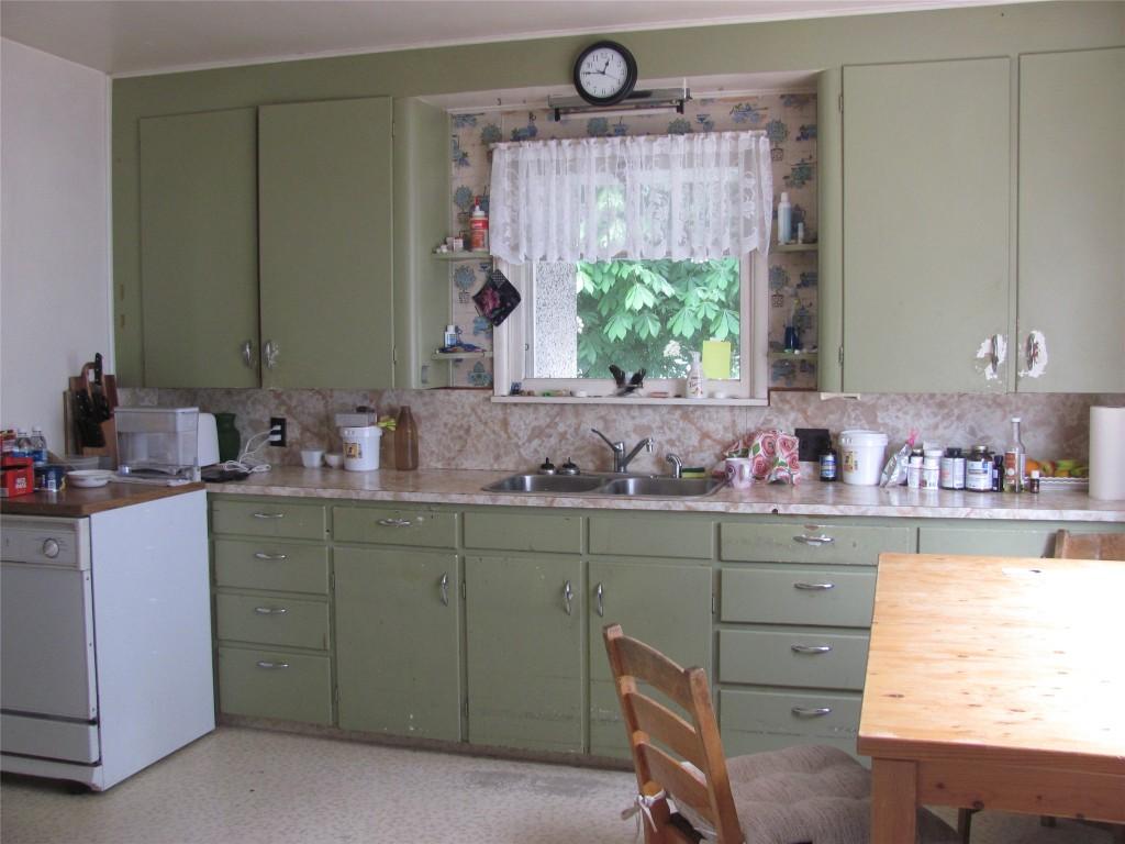 4309 22 Street, Vernon, BC - Indoor Photo Showing Kitchen With Double Sink