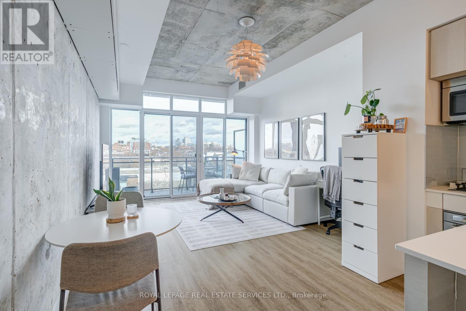 417 - 205 Manning Avenue, Toronto, ON - Indoor Photo Showing Living Room