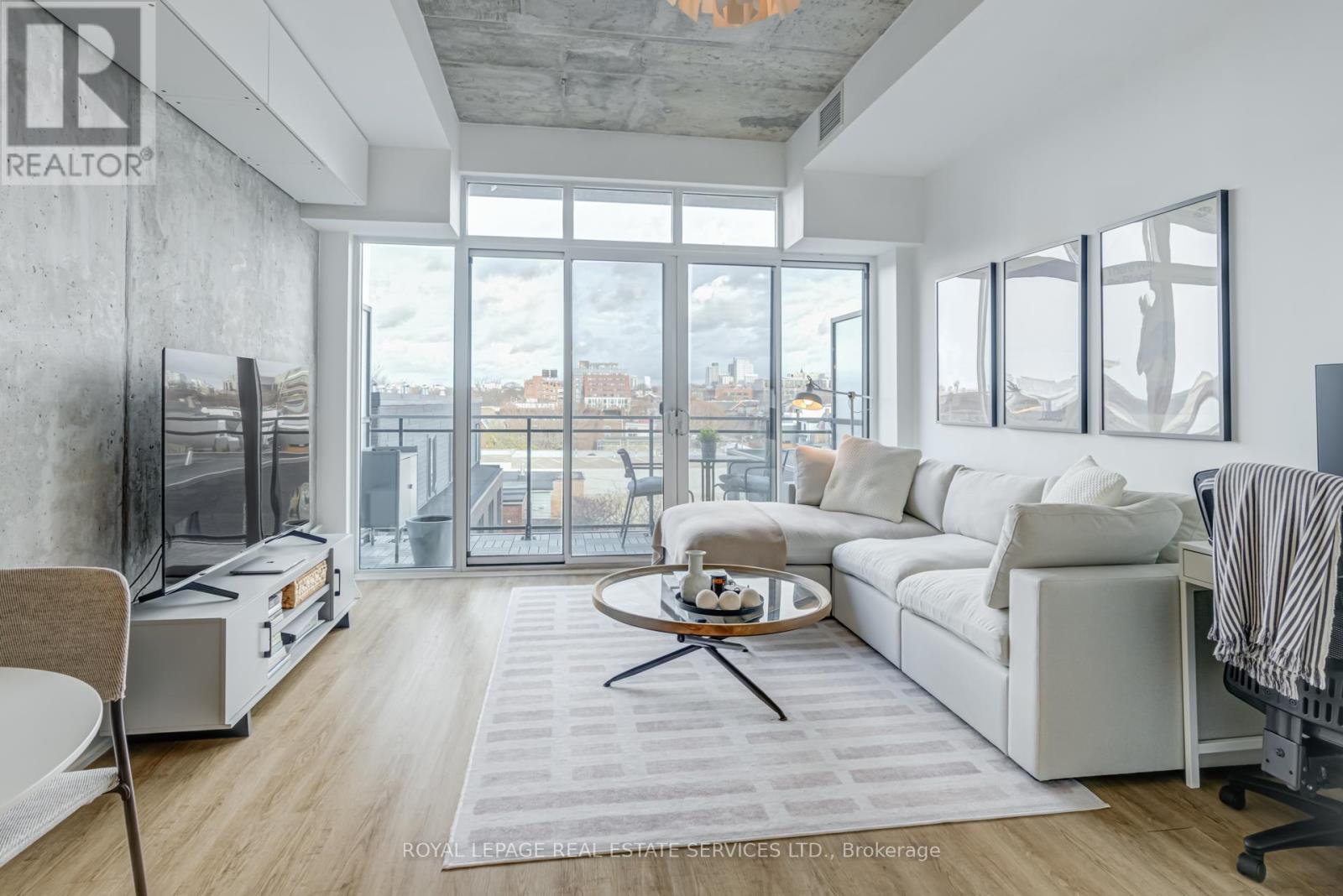 417 - 205 Manning Avenue, Toronto, ON - Indoor Photo Showing Living Room