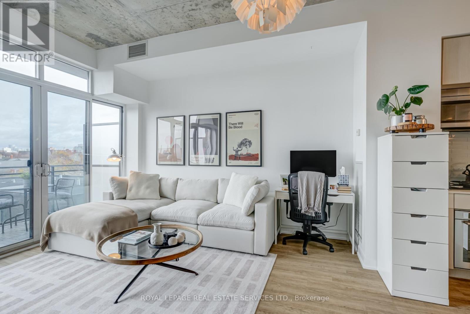 417 - 205 Manning Avenue, Toronto, ON - Indoor Photo Showing Living Room