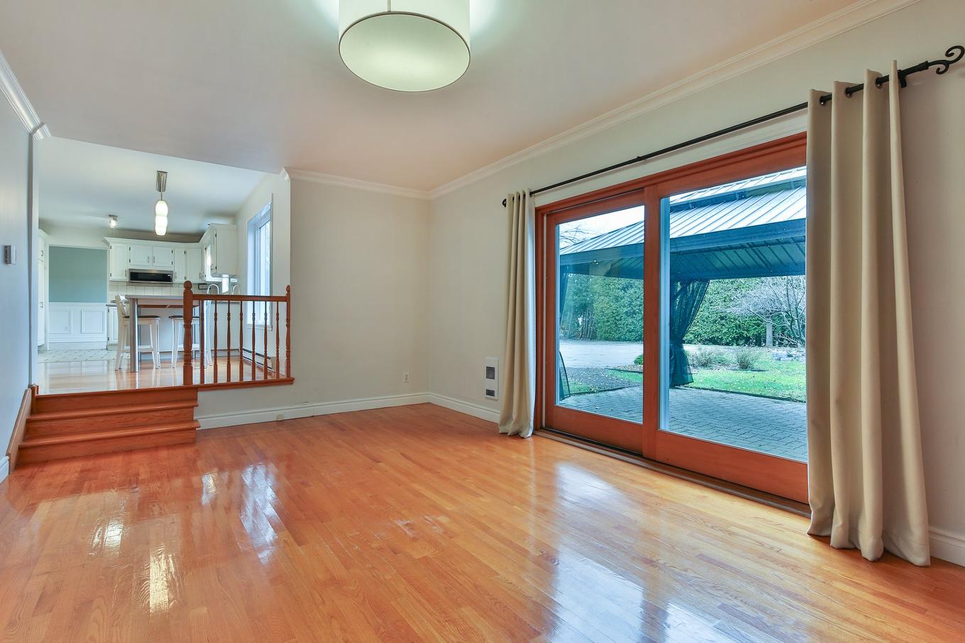 Salle familiale - 464 15E Avenue, Saint-Jean-Sur-Richelieu, QC - Indoor Photo Showing Other Room