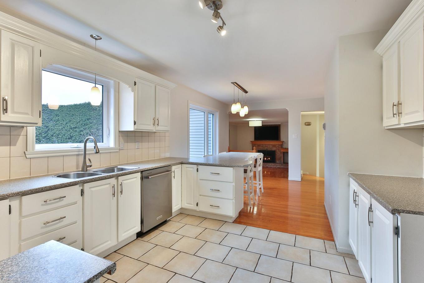 Cuisine - 464 15E Avenue, Saint-Jean-Sur-Richelieu, QC - Indoor Photo Showing Kitchen With Double Sink