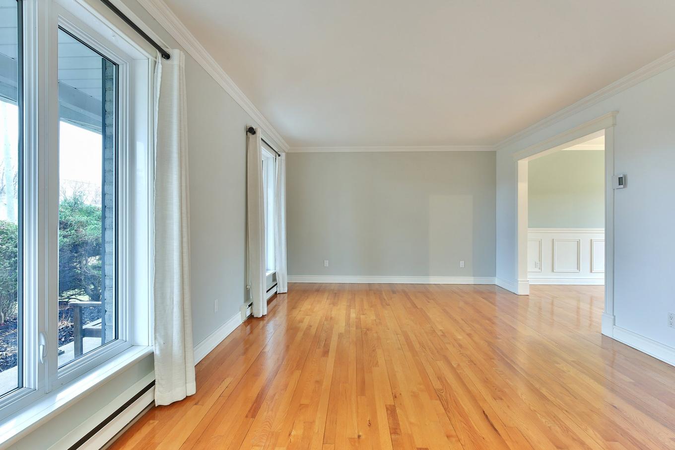 Salon - 464 15E Avenue, Saint-Jean-Sur-Richelieu, QC - Indoor Photo Showing Other Room