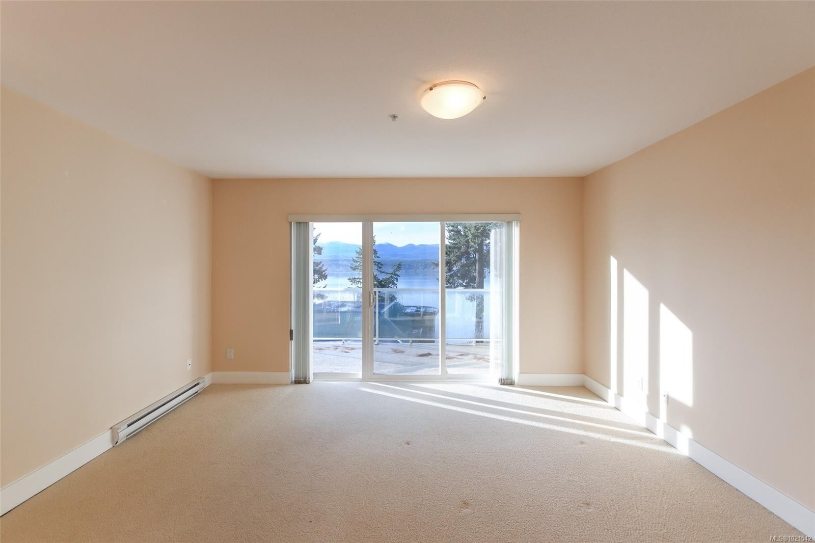 412-2275 Comox Ave, Comox, BC - Indoor Photo Showing Other Room