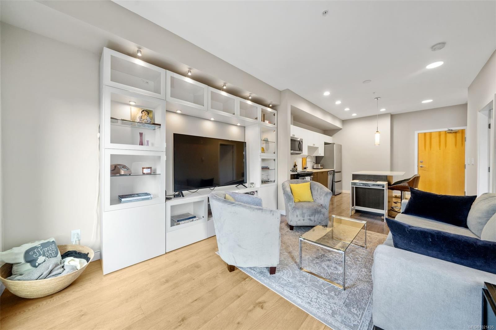 404-767 Tyee Rd, Victoria, BC - Indoor Photo Showing Living Room