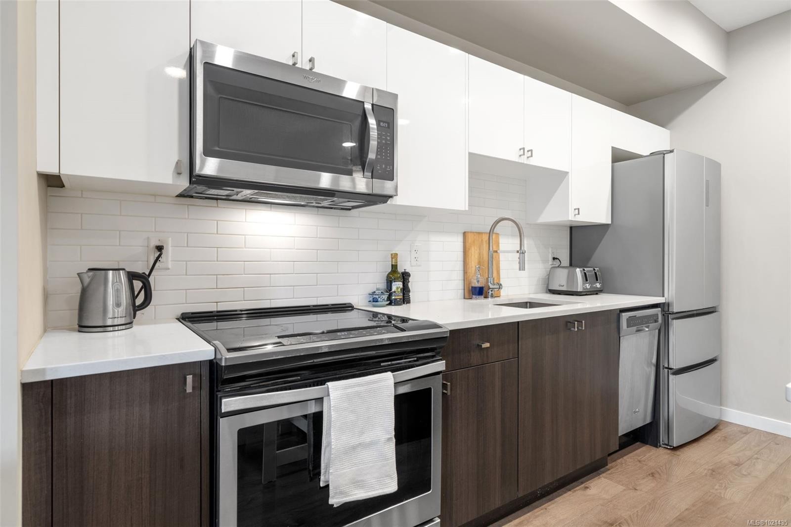 404-767 Tyee Rd, Victoria, BC - Indoor Photo Showing Kitchen With Stainless Steel Kitchen With Upgraded Kitchen