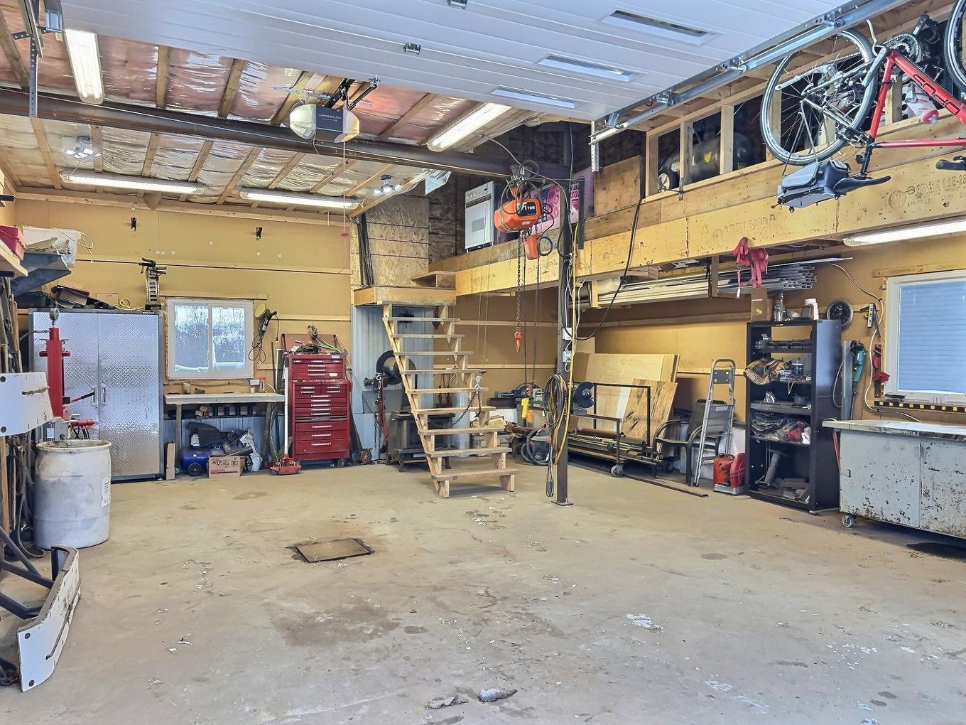 Garage - 315 Rue D'Évain, Rouyn-Noranda, QC - Indoor Photo Showing Garage