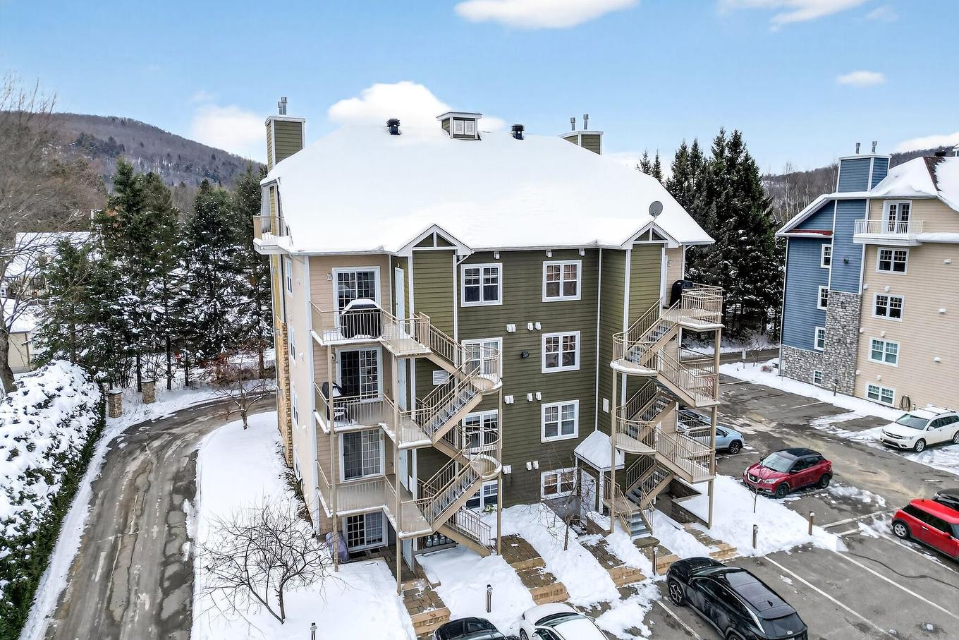 Photo aérienne - 8-420 Allée Des Cimes, Mont-Tremblant, QC - Outdoor With Facade