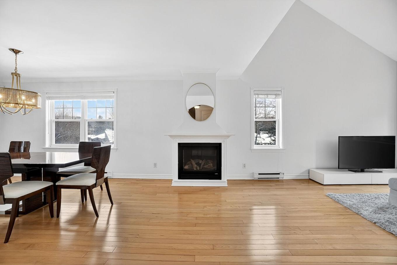 Salle à manger - 8-420 Allée Des Cimes, Mont-Tremblant, QC - Indoor With Fireplace