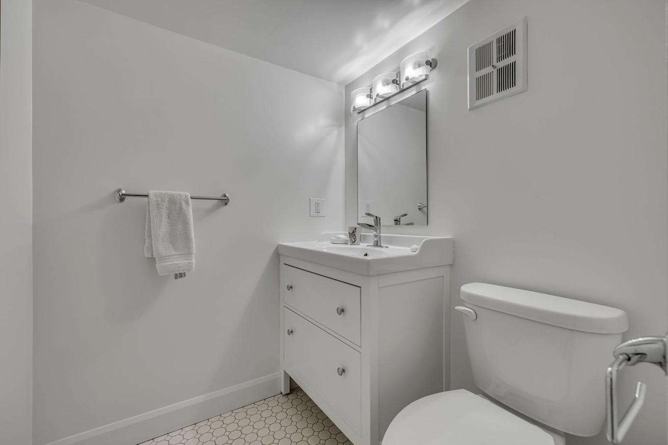 Powder room - 203-777 Rue Des Glacis, Québec (La Cité-Limoilou), QC - Indoor Photo Showing Bathroom