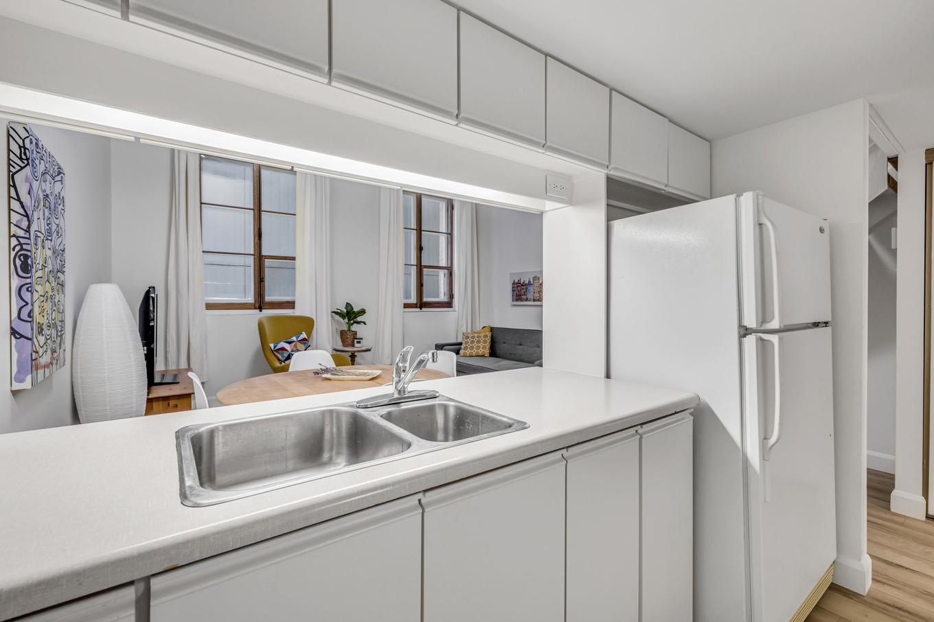 Kitchen - 203-777 Rue Des Glacis, Québec (La Cité-Limoilou), QC - Indoor Photo Showing Kitchen With Double Sink