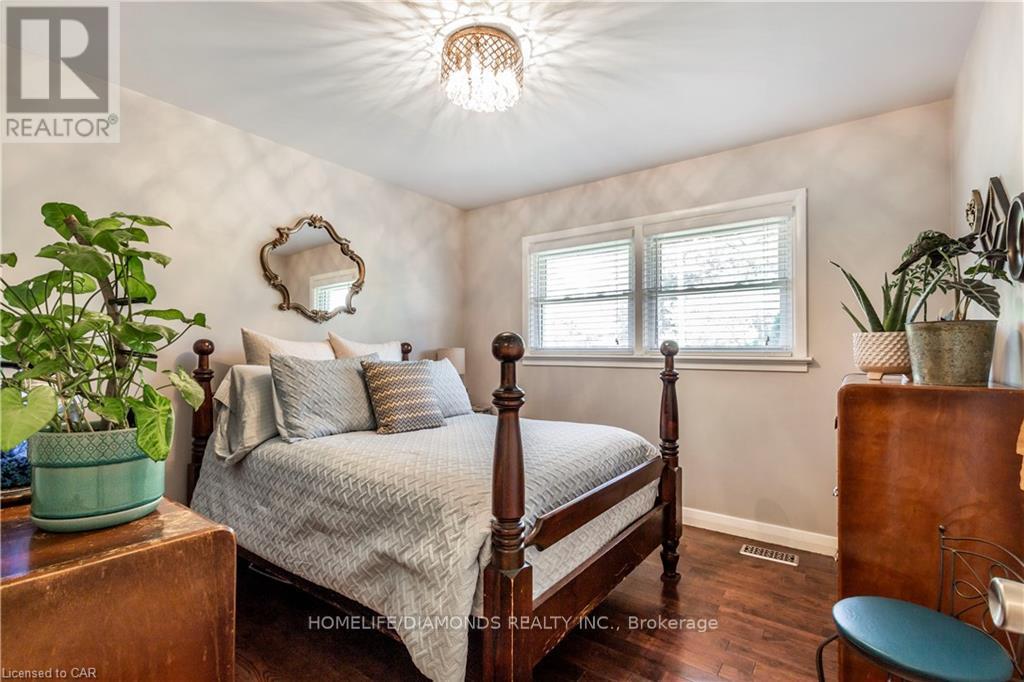 Upper - 107 Ellis Crescent, Waterloo, ON - Indoor Photo Showing Bedroom