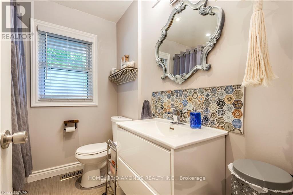 Upper - 107 Ellis Crescent, Waterloo, ON - Indoor Photo Showing Bathroom