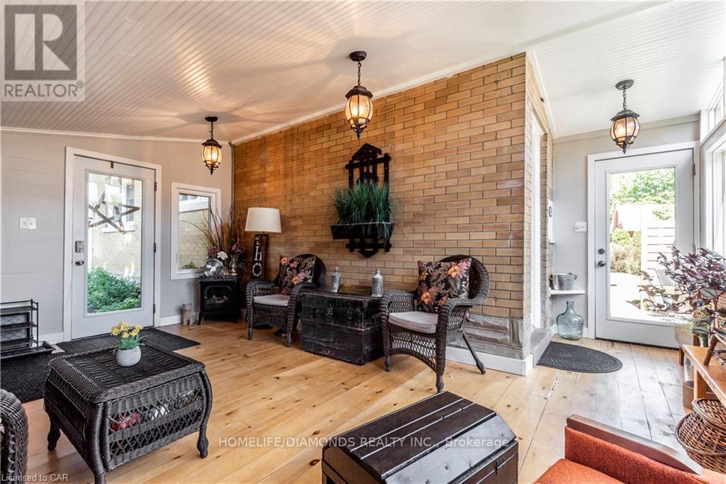 Upper - 107 Ellis Crescent, Waterloo, ON - Indoor Photo Showing Living Room