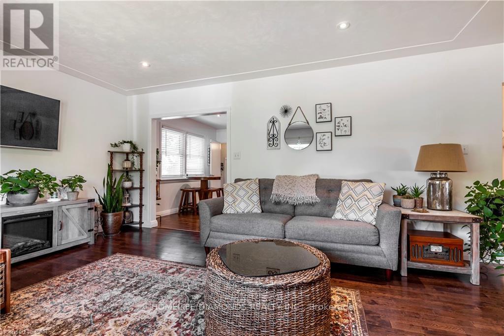 Upper - 107 Ellis Crescent, Waterloo, ON - Indoor Photo Showing Living Room