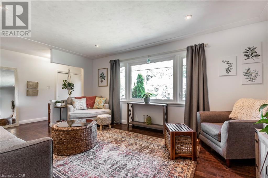 Upper - 107 Ellis Crescent, Waterloo, ON - Indoor Photo Showing Living Room
