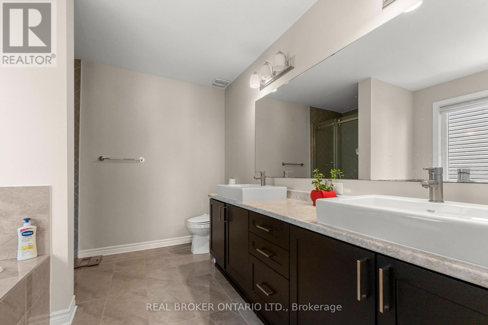 28 Sopwith Private, Ottawa, ON - Indoor Photo Showing Bathroom