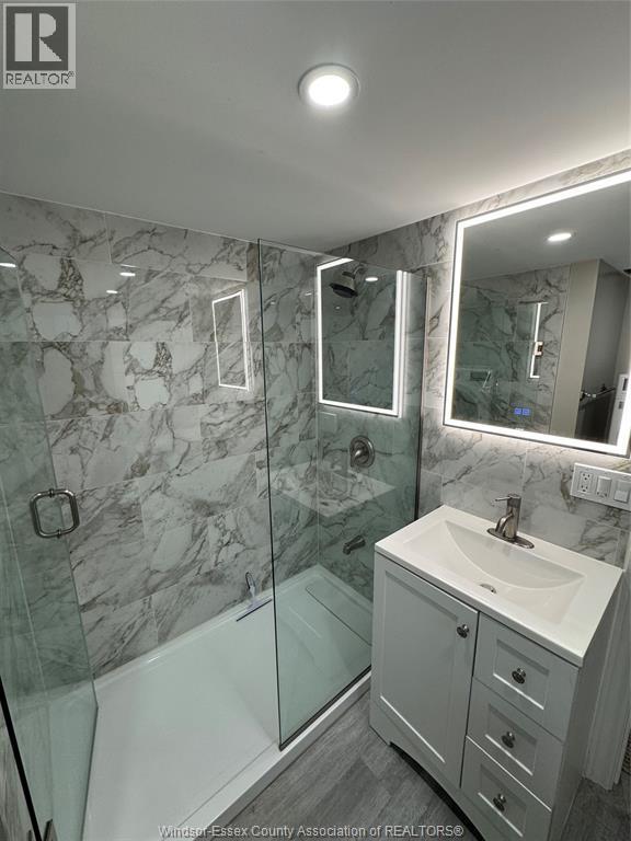 1807 Hickory, Windsor, ON - Indoor Photo Showing Bathroom
