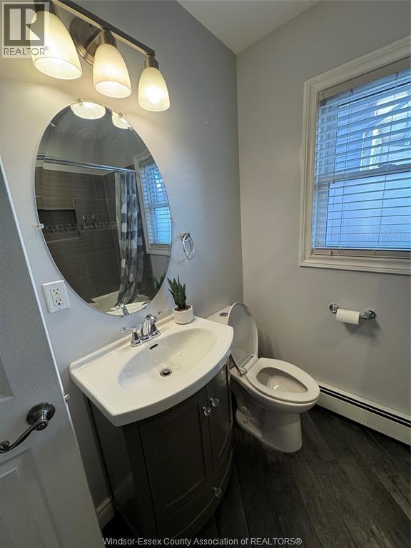 1807 Hickory, Windsor, ON - Indoor Photo Showing Bathroom