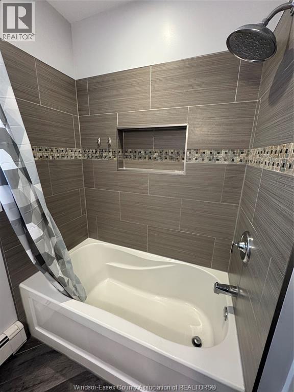 1807 Hickory, Windsor, ON - Indoor Photo Showing Bathroom