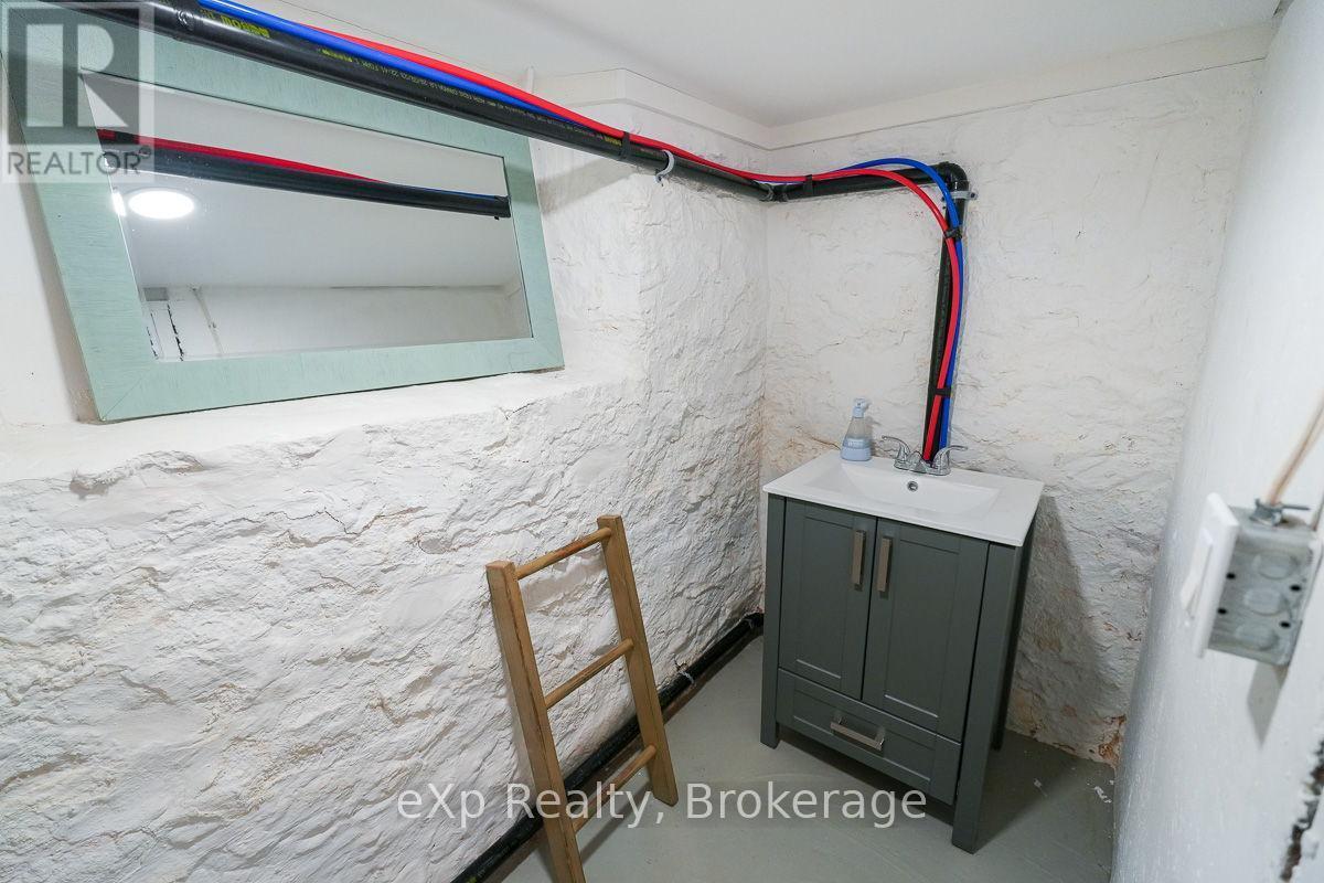 1144 4Th Avenue W, Owen Sound, ON - Photo Showing Bathroom