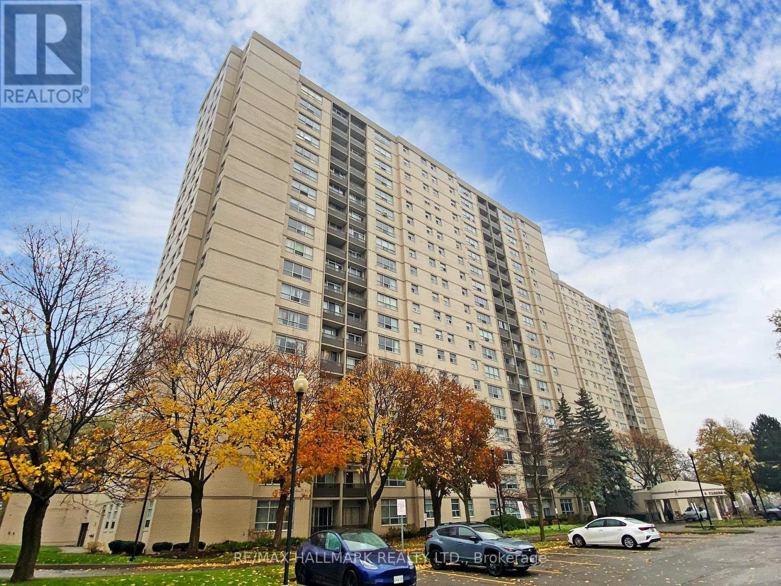817 - 5 Parkway Forest Drive N, Toronto, ON - Outdoor With Balcony With Facade