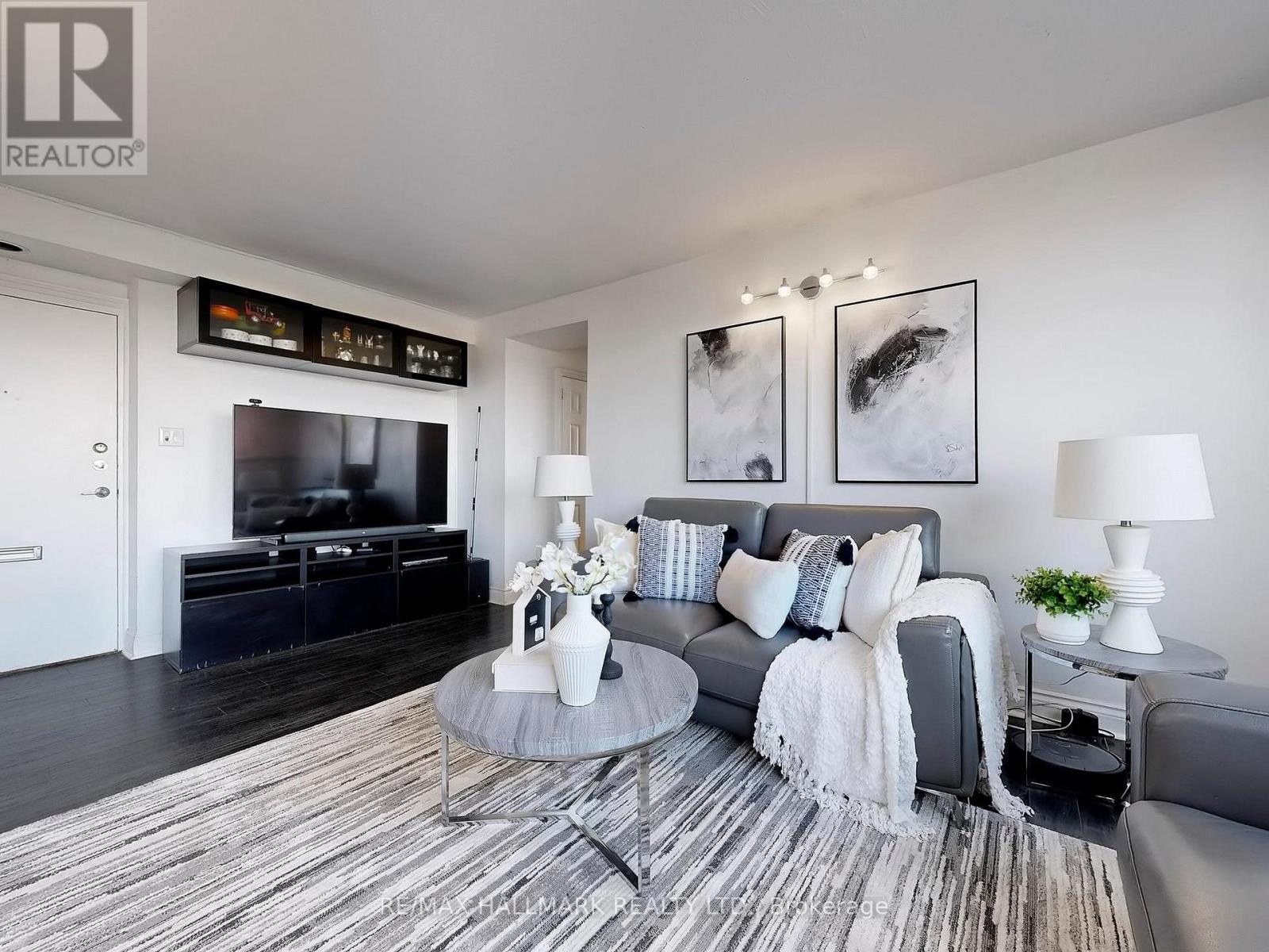 817 - 5 Parkway Forest Drive N, Toronto, ON - Indoor Photo Showing Living Room