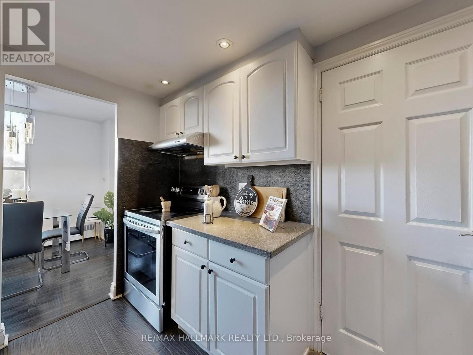 817 - 5 Parkway Forest Drive N, Toronto, ON - Indoor Photo Showing Kitchen