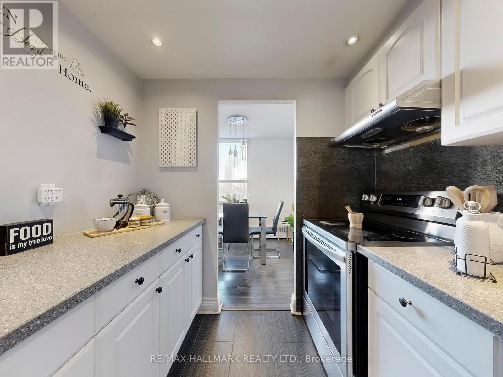 817 - 5 Parkway Forest Drive N, Toronto, ON - Indoor Photo Showing Kitchen