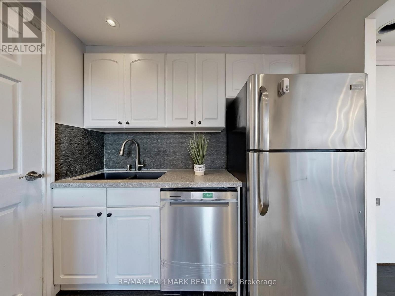 817 - 5 Parkway Forest Drive N, Toronto, ON - Indoor Photo Showing Kitchen With Stainless Steel Kitchen