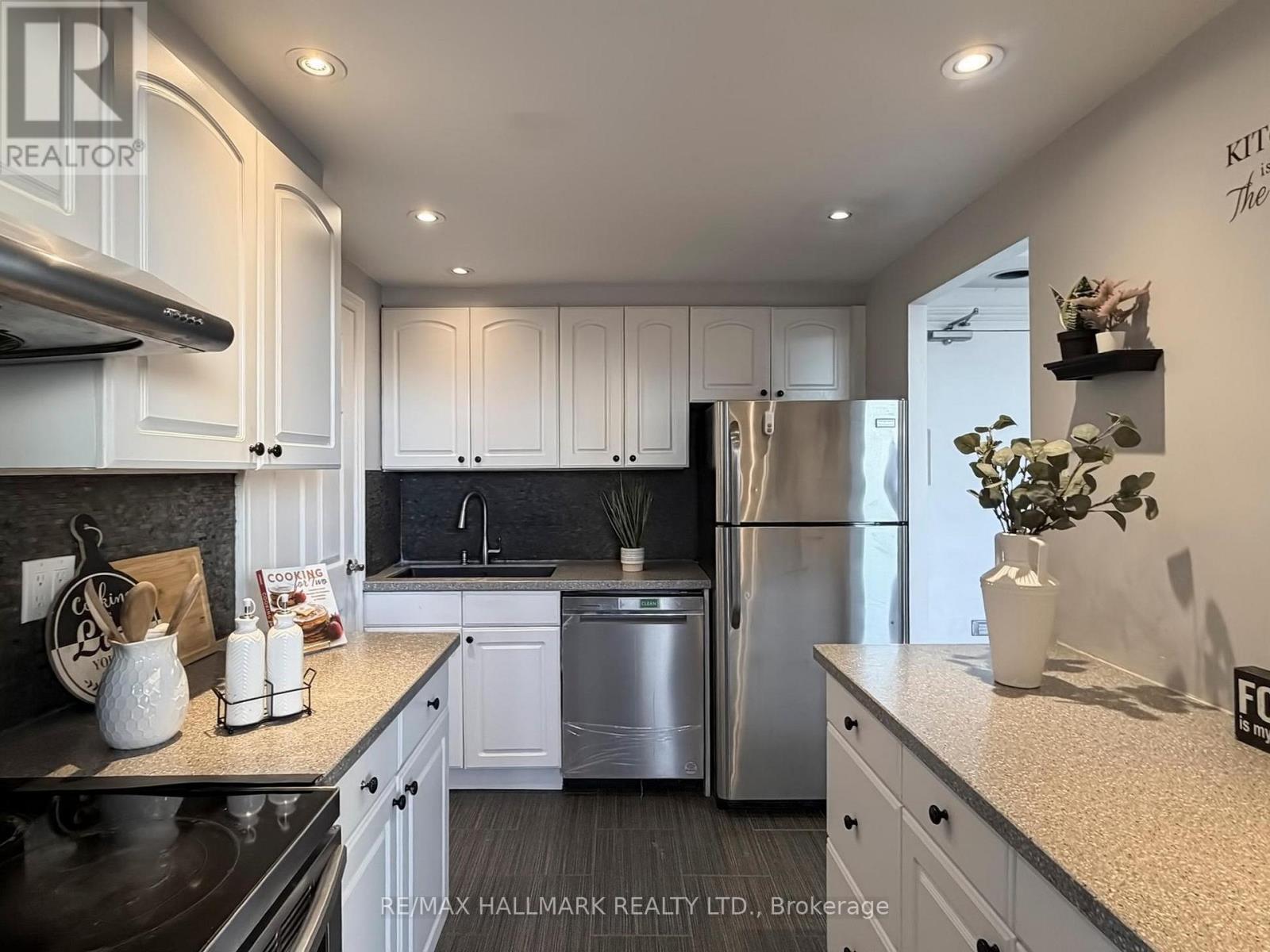 817 - 5 Parkway Forest Drive N, Toronto, ON - Indoor Photo Showing Kitchen With Stainless Steel Kitchen