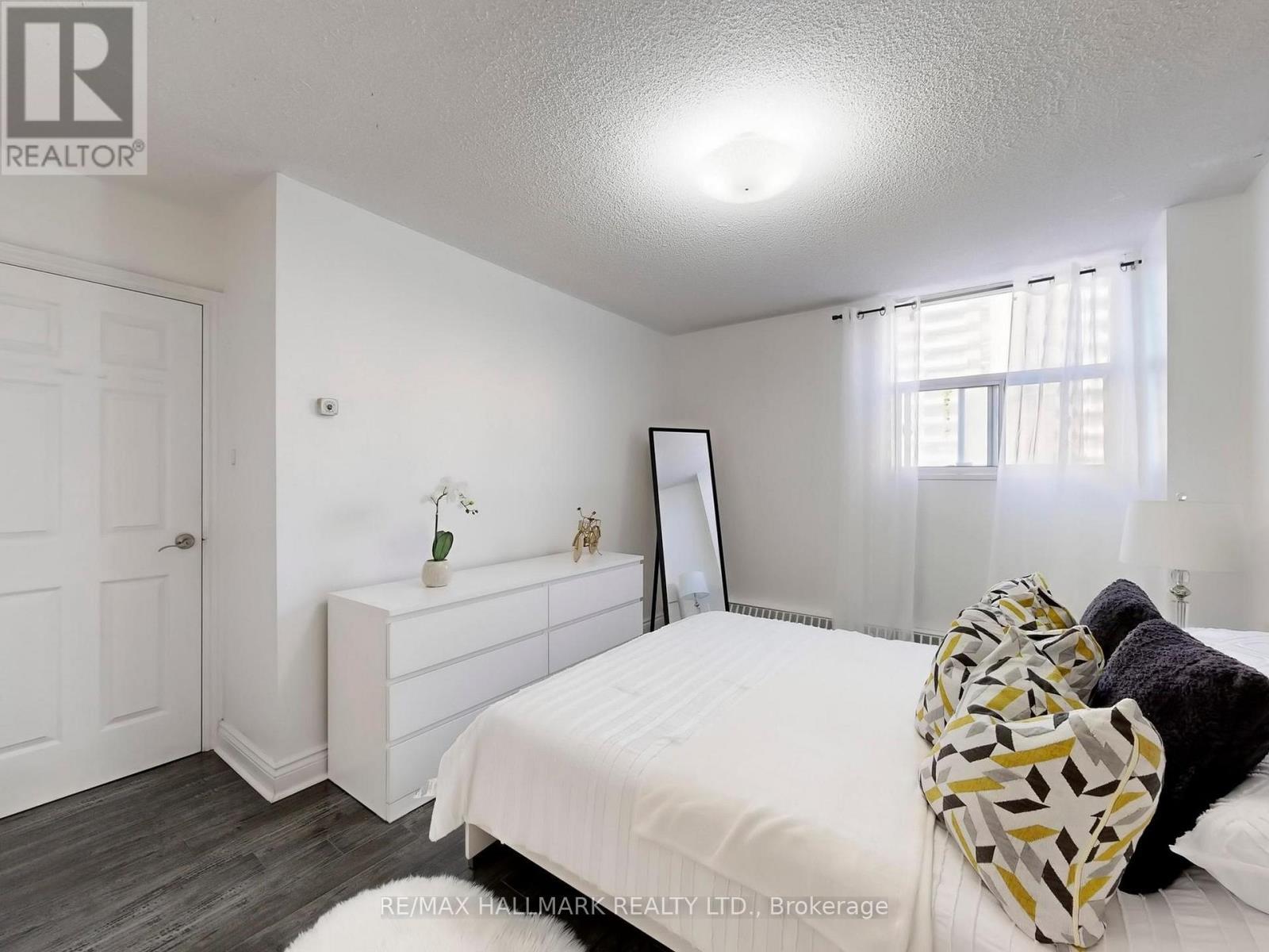 817 - 5 Parkway Forest Drive N, Toronto, ON - Indoor Photo Showing Bedroom