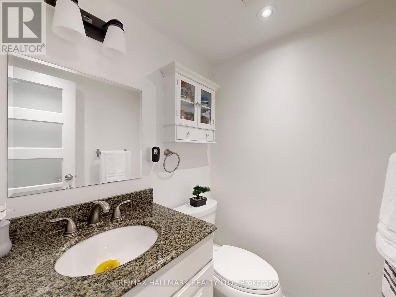 817 - 5 Parkway Forest Drive N, Toronto, ON - Indoor Photo Showing Bathroom