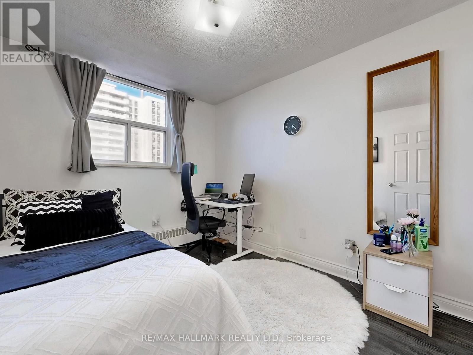 817 - 5 Parkway Forest Drive N, Toronto, ON - Indoor Photo Showing Bedroom