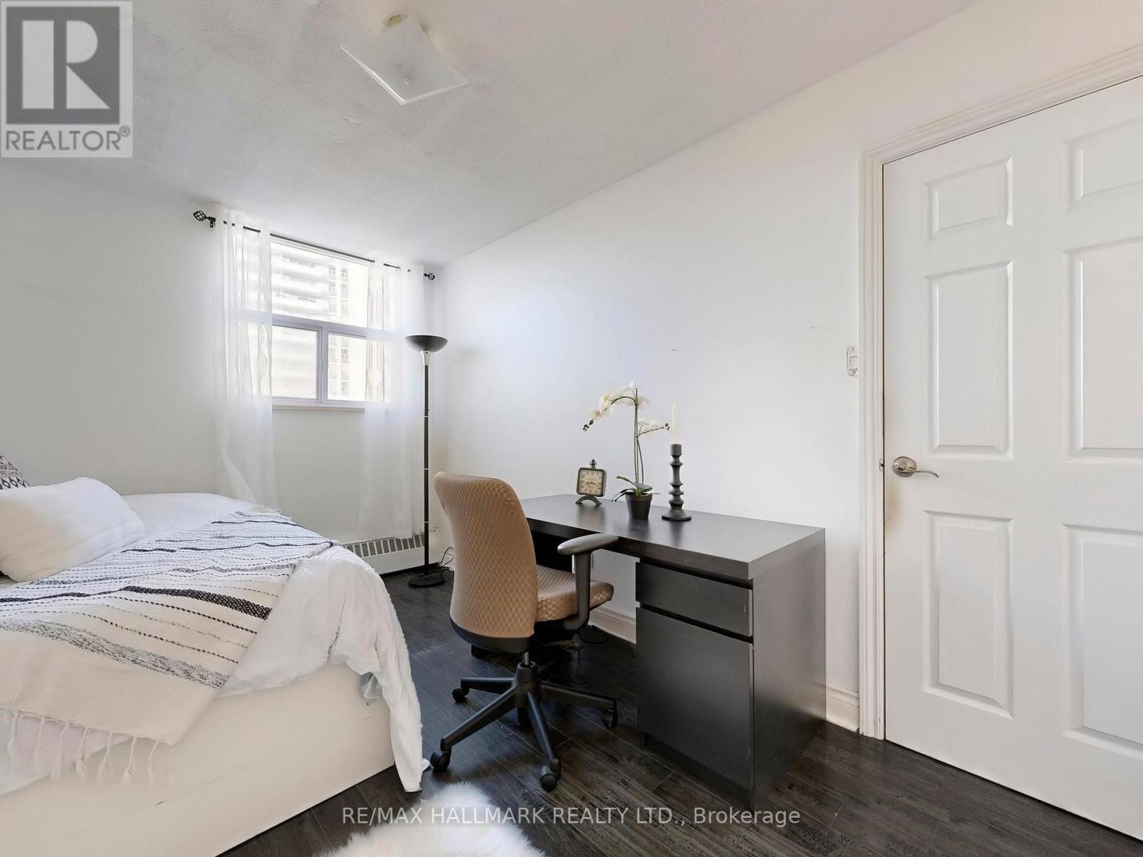 817 - 5 Parkway Forest Drive N, Toronto, ON - Indoor Photo Showing Bedroom