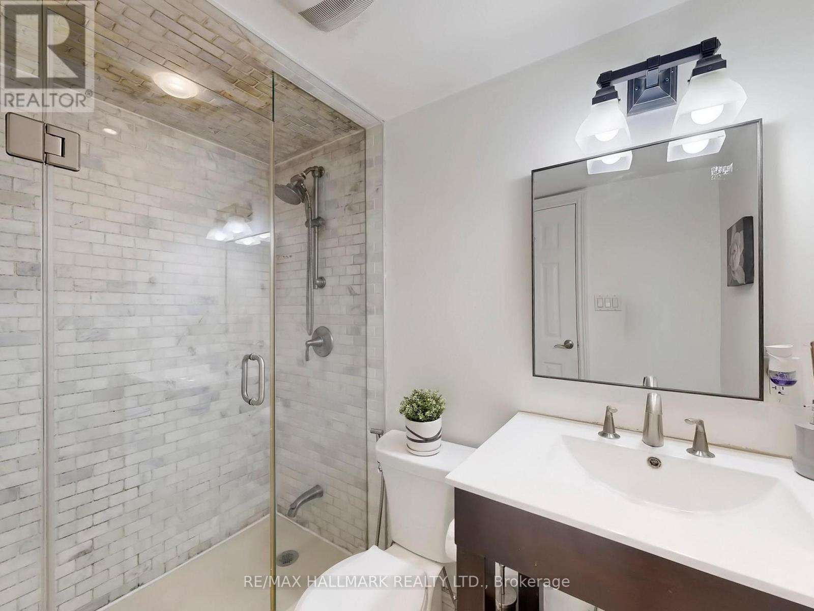 817 - 5 Parkway Forest Drive N, Toronto, ON - Indoor Photo Showing Bathroom