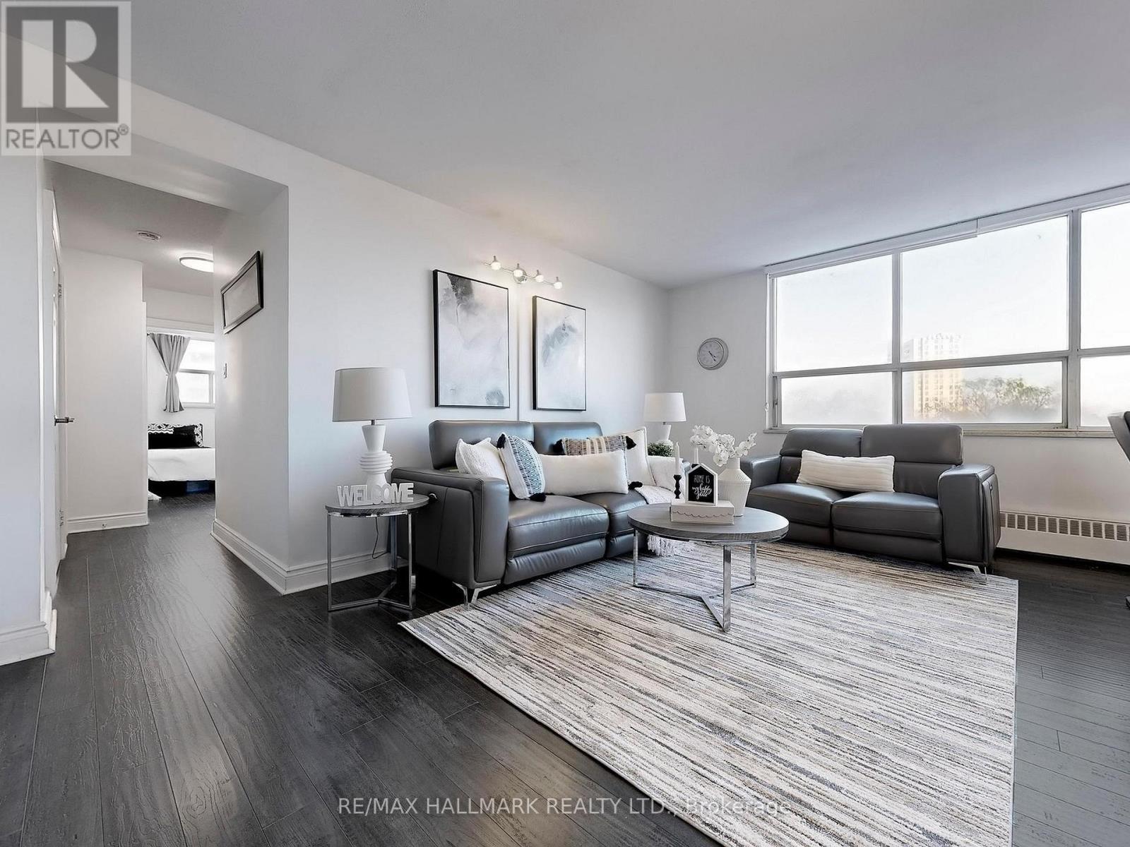 817 - 5 Parkway Forest Drive N, Toronto, ON - Indoor Photo Showing Living Room