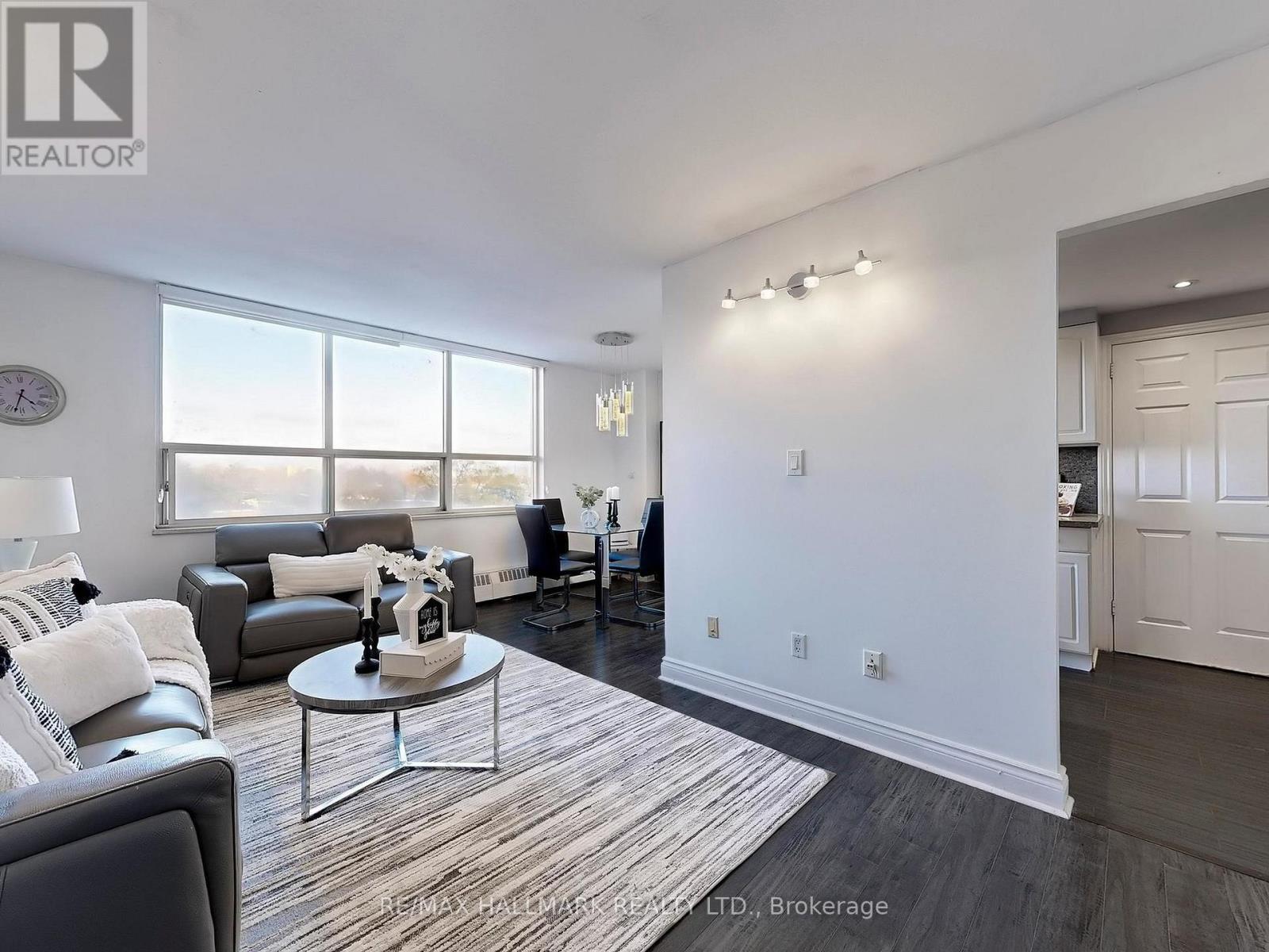 817 - 5 Parkway Forest Drive N, Toronto, ON - Indoor Photo Showing Living Room