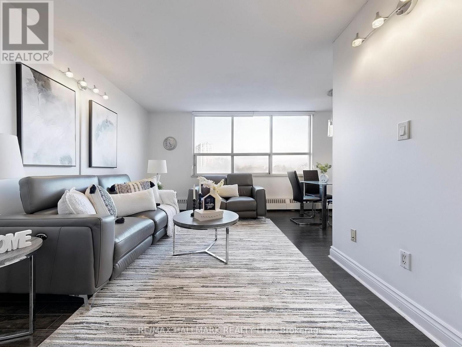 817 - 5 Parkway Forest Drive N, Toronto, ON - Indoor Photo Showing Living Room