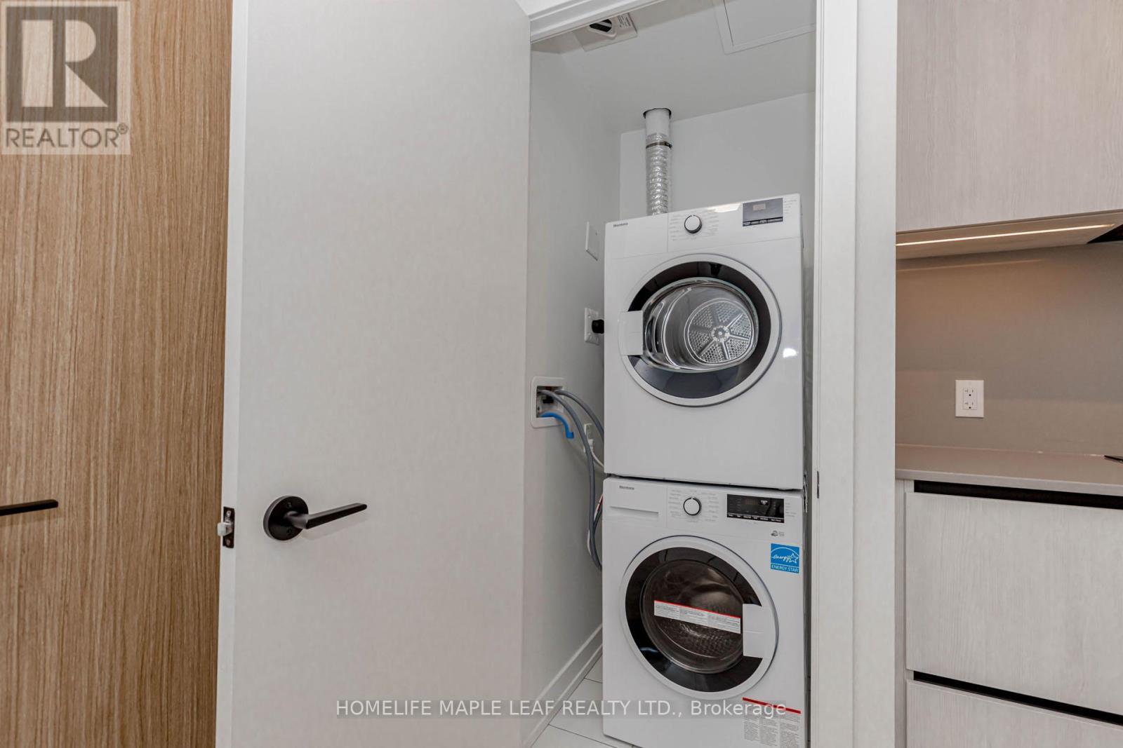 415 - 35 Parliament Street, Toronto, ON - Indoor Photo Showing Laundry Room