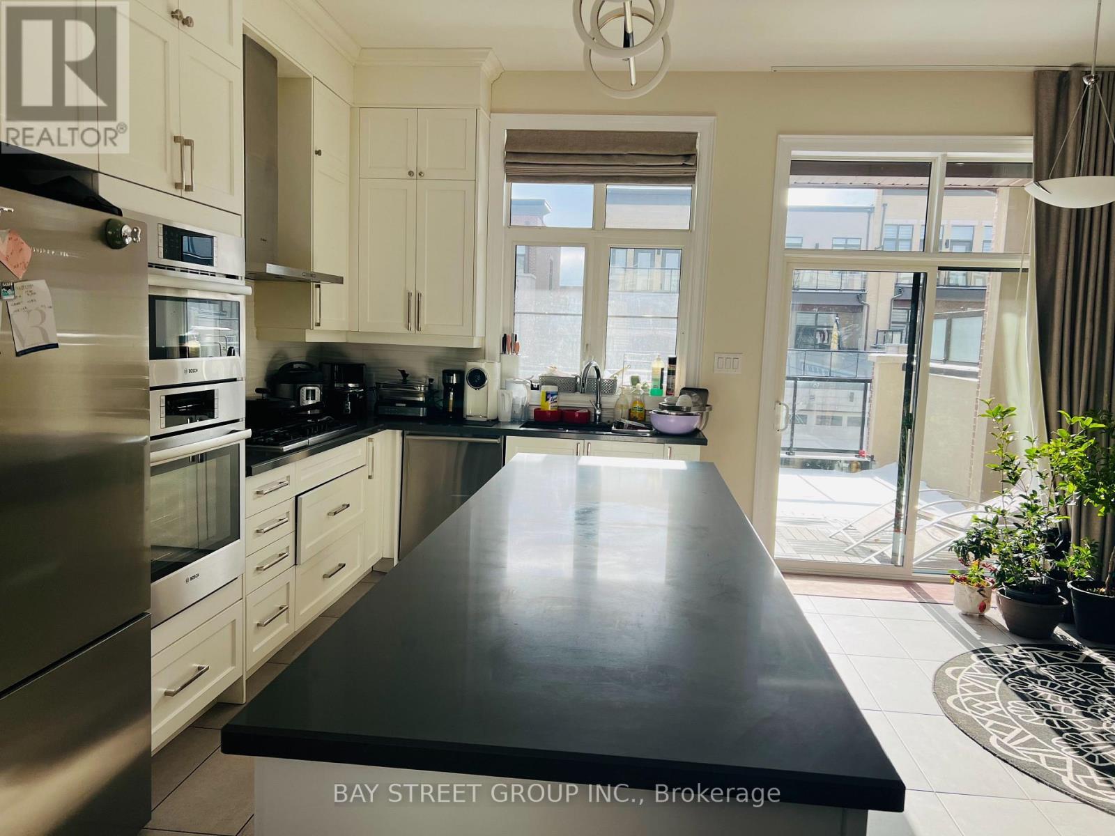 37 Carrville Woods Circle, Vaughan, ON - Indoor Photo Showing Kitchen