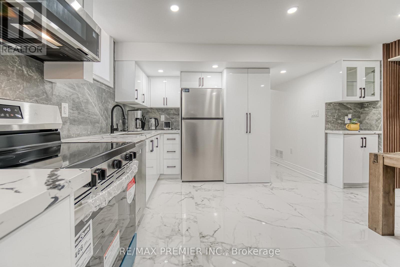 Bsmt - 133 Bernard Avenue, Richmond Hill, ON - Indoor Photo Showing Kitchen With Stainless Steel Kitchen With Upgraded Kitchen