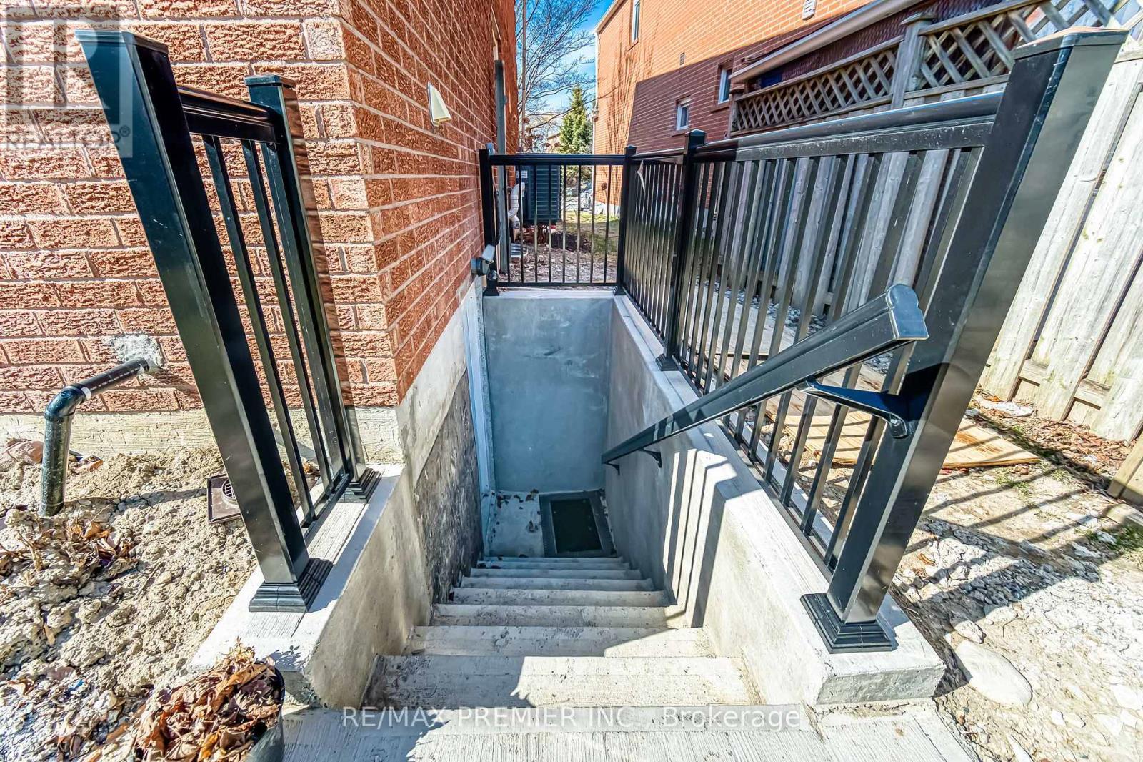 Bsmt - 133 Bernard Avenue, Richmond Hill, ON - Outdoor