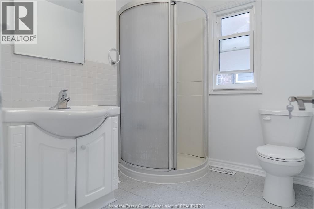 383 Laporte Avenue, Windsor, ON - Indoor Photo Showing Bathroom