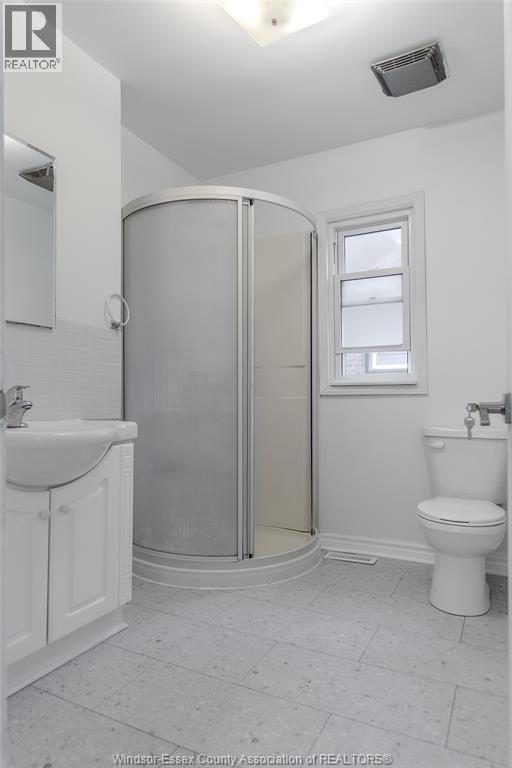 383 Laporte Avenue, Windsor, ON - Indoor Photo Showing Bathroom